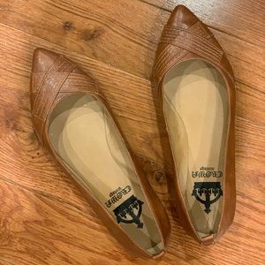 Pointy toed leather Crown flats